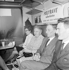 859333 Afbeelding van enkele bezoekers van de beurs Het Landbouwwerktuig in de RAI te Amsterdam in een coupé van de ...